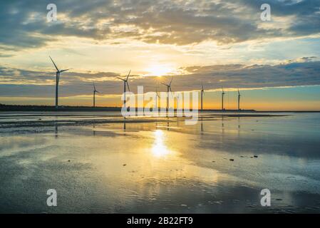 Sillouette von Wind Turbine array an Gaomei Feuchtgebiet Stockfoto