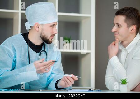 Der Arzt prüft die Gesundheit des Patienten in der Klinik Stockfoto