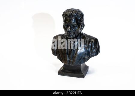 Kleine Metall-Antiquitätenbüste des sowjetischen Schriftstellers Maxim Gorky auf weißem Hintergrund. Stockfoto