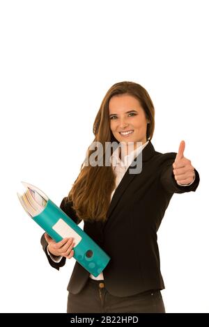 Schöne junge kaukasische Brunette-Geschäftsfrau zeigt Daumen hoch als Geste für den Erfolg hält dicken Ordner isoliert über weißem Hintergrund Stockfoto