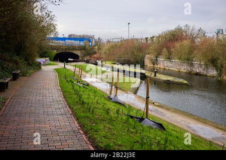 Digbeth Branch Canal at University Locks, Digbeth, Birmingham mit Eingang zum Curzon-Street-Tunnel im Hintergrund Stockfoto