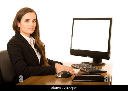 Schöne Geschäftsfrau arbeitet in ihrem Büro und zeigt eine leere Monitoranzeige mit Platz für zusätzliche Texte oder Grafiken Stockfoto