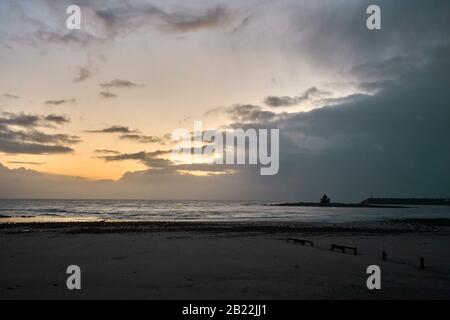 Turm der Schutzhütte und Douglas Bay am frühen Morgen bei Ebbe Stockfoto