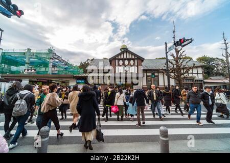 Tokio, JAPAN - FEBRUAR 2019: Unbestimmte Menschen und Touristenmassen, die auf dem Straßenquerschlag am Bahnhof Harajuku am 16. Februar 2019, Ja, zu Besuch und zu Fuß gehen Stockfoto