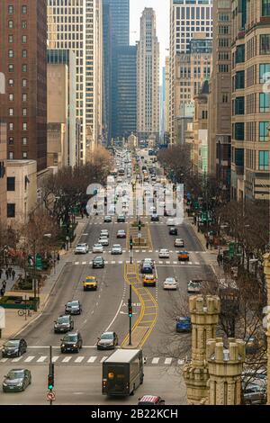 Chicago, USA - MAR 2019: Top View of Traffic on South Michigan Avenue in the City of Chicago Around Magnificent Mile am 18. März 2019, Illinois, Uni Stockfoto