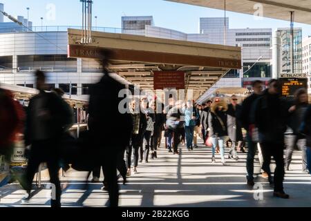 Boston, USA - MAR 2019: Unerkennbare Person und Touristen, die den South Station besuchen, gehen am 26. März 2019 in B vom Zug in den Bahnhof Stockfoto