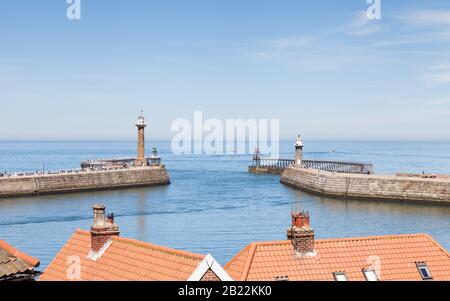 Der Blick über die Dächer, Blick auf das Meer von der Küstenstadt Whitby, Yorkshire in Nordengland. Stockfoto