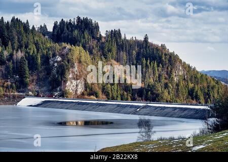 Schöner Panoramablick auf den Staudamm am Crorsztyn See rund um das Schloss Dunajec, in der Nähe der Burg Niedzica Stockfoto