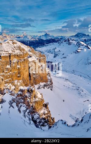 Wunderschöner Panoramablick auf Sellaronda - das größte Skikarussell Europas - Skifahren mit den vier berühmtesten Pässen in den Dolden, Italien; extraord Stockfoto