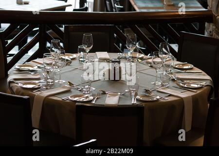 Draufsicht oder Blick von oben auf Esstische, die in einem Restaurant oder Hotel-Esszimmer ohne Personen aufgestellt oder verlegt sind Stockfoto