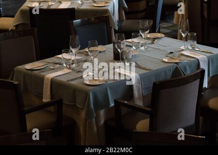 Draufsicht oder Blick von oben auf Esstische, die in einem Restaurant oder Hotel-Esszimmer ohne Personen aufgestellt oder verlegt sind Stockfoto