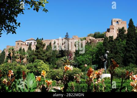 Blick auf das Schloss von den Gärten Pedro Luis Alonso, Provinz Málaga, Andalucia, Spanien, Westeuropa Stockfoto