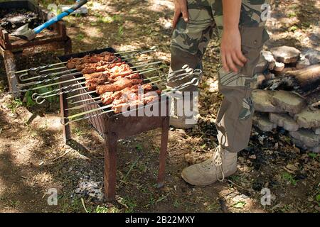 Marinierte Schaschlik, die auf einem Grillgrill über Holzkohle zubereitet wird Stockfoto
