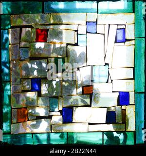 Bild eines mehrfarbigen Buntglasfensters mit Blockmuster, quadratischem Format Stockfoto