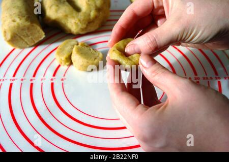 Frau, die Kekse aus Teig macht, Backprozess, Foto für Rezeptbuch. Stockfoto