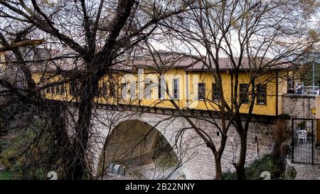 Bursa/Türkei - 02/16/2020: Die Irgandi-Brücke ist eine historische Brücke aus der osmanischen Zeit mit einem Basar auf ihr. Stockfoto