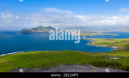 Wunderschöne Aussicht auf Valentia Island Leuchtturm in Cromwell. Standorte einen Besuch wert auf den wilden Atlantik. Malerische irische Landschaft auf sonnigen Su Stockfoto