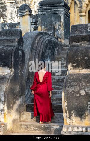 Junge birmanische Frau posiert für Fotos im Maha Aungmye Bonzan Kloster, Inwa, Mandalay Region, Myanmar Stockfoto