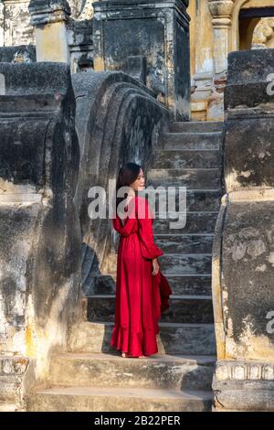 Junge birmanische Frau posiert für Fotos im Maha Aungmye Bonzan Kloster, Inwa, Mandalay Region, Myanmar Stockfoto