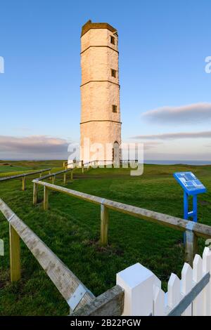Außenansicht des alten, sonnigen Flamborough Head Lighthouse (historischer weißer Kreide-Achteckturm) und tiefblauer Himmel - Yorkshire Coast, England, Großbritannien. Stockfoto