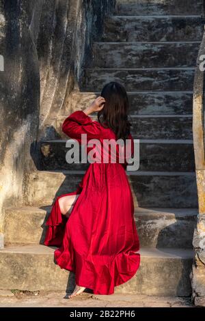 Junge birmanische Frau posiert für Fotos im Maha Aungmye Bonzan Kloster, Inwa, Mandalay Region, Myanmar Stockfoto