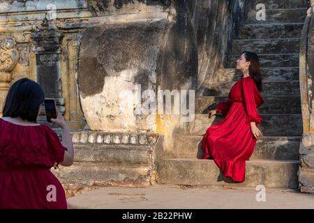 Junge birmanische Frau posiert für Fotos im Maha Aungmye Bonzan Kloster, Inwa, Mandalay Region, Myanmar Stockfoto