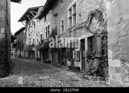 Die Rue des Rondes in Pérouges, einer mittelalterlichen ummauerten Stadt 30 km nordöstlich von Lyon, hat den Status eines der schönsten Dörfer Frankreichs verliehen. Stockfoto