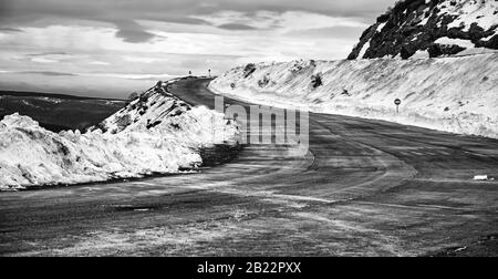 Eis und Schnee auf der Straße, Dezember und Gefahr, Reisen Stockfoto