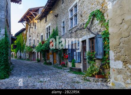 Die Rue des Rondes in Pérouges, einer mittelalterlichen ummauerten Stadt 30 km nordöstlich von Lyon, hat den Status eines der schönsten Dörfer Frankreichs verliehen. Stockfoto