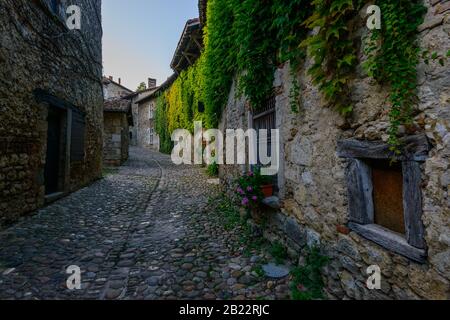 Eine gepflasterte Straße in Pérouges, einer mittelalterlichen ummauerten Stadt 30 km nordöstlich von Lyon, hat den Status eines der schönsten Dörfer Frankreichs verliehen. Stockfoto