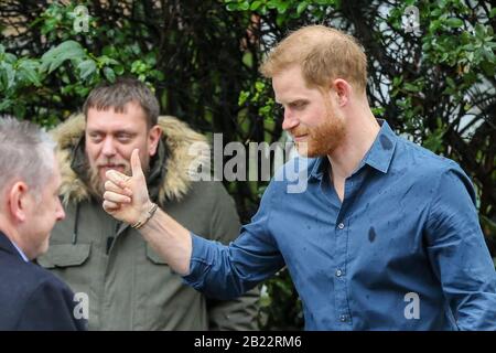 Abbey Road Studios, London, Großbritannien 28. Februar 2020 - Prinz Harry, Herzog von Sussex, gibt einem Mitglied des Invictus Games Choir außerhalb der Abbey Road Studios in North West London einen Daumen. Der Herzog von Sussex sah zu, wie der Invictus Games Choir mit Jon Bon Jovi, einem amerikanischen Singer-Songwriter, auftrat und traf die Mitglieder des Chors. Credit: Dinendra Haria/Alamy Live News Stockfoto