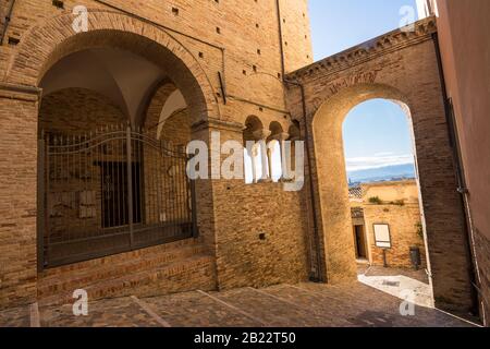 Detail der Kirche von ST. Petrus der Apostel in Loreto Aprutino (Italien) Stockfoto