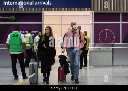 G. 29. Februar 2020. Rio DE JANEIRO, RJ, 29.02.2020 - Passagiere, die chirurgische Masken tragen, kommen heute Samstagmorgen (29) aus Rom, Italien, einem großen Coronaviruses am Tom Jobim International Airport (Galeao) in Rio de Janeiro, RJ.Foto: Diego MaranhÃÂ£o Credit: Diego MaranhÃÂ£O/AM Press/ZUMA Wire/Alamy Live News Stockfoto