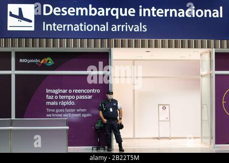 G. 29. Februar 2020. Rio DE JANEIRO, RJ, 29.02.2020 - Passagiere, die chirurgische Masken tragen, kommen heute Samstagmorgen (29) aus Rom, Italien, einem großen Coronaviruses am Tom Jobim International Airport (Galeao) in Rio de Janeiro, RJ.Foto: Diego MaranhÃÂ£o Credit: Diego MaranhÃÂ£O/AM Press/ZUMA Wire/Alamy Live News Stockfoto