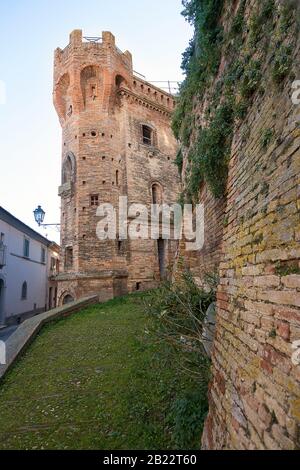 Architektonisches Detail eines Turms des Palazzo Amarotti in Loreto Aprutino Stockfoto