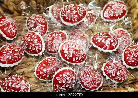 Ostereier in einem Korbkorb verschlossenen. Geschenk für Kinder. Stockfoto