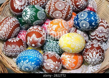 Ostereier in einem Korbkorb verschlossenen. Geschenk für Kinder. Stockfoto