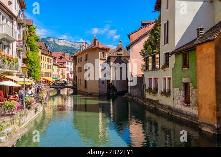 Fluss Thiou, Quai de l'Ile, Passage de l'Ile Bridge und Vieille Ville (Altstadt) von Annecy, Frankreich, von Pont Morens aus an einem hellen Septembertag Stockfoto