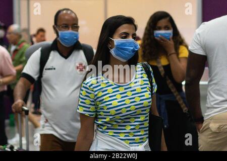 G. 29. Februar 2020. Rio DE JANEIRO, RJ, 29.02.2020 - Passagiere, die chirurgische Masken tragen, kommen heute Samstagmorgen (29) aus Rom, Italien, einem großen Coronaviruses am Tom Jobim International Airport (Galeao) in Rio de Janeiro, RJ.Foto: Diego MaranhÃÂ£o Credit: Diego MaranhÃÂ£O/AM Press/ZUMA Wire/Alamy Live News Stockfoto