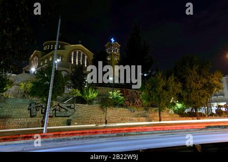 Nachtfoto der Hauptkirche von Larissa, Agios Achilleios. Stockfoto