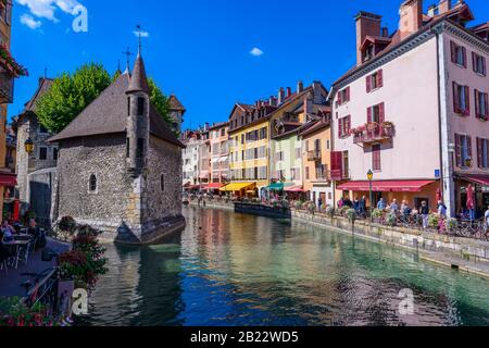 Le Palais de i'dauche, eine mittelalterliche Burg und ein ehemaliges Gefängnis mitten im Fluss Thiou in der französischen Provinz Annecy, an einem klaren Septembertag. Stockfoto