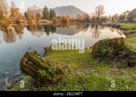 Das Land der Brivio, in der Provinz von Lecco, wo der Fluss Adda. Ein Ort des Friedens und der Ruhe. Stockfoto