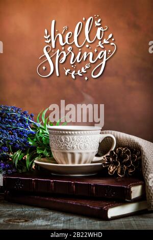 Vintage-Foto von Büchern, Kaffeetasse und Lavander mit Text Hallo Frühling Stockfoto