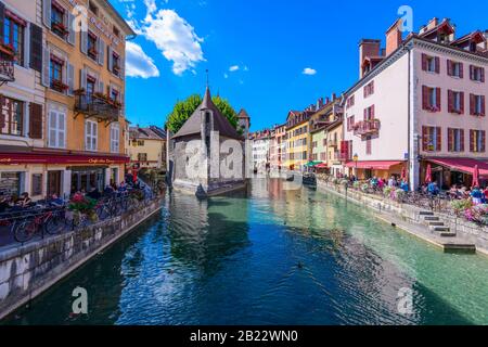 Le Palais de I'lle, eine mittelalterliche Burg und ein ehemaliges Gefängnis mitten im Fluss Thiou in Annecy, Frankreich, an einem klaren Septembertag. Stockfoto