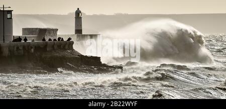 Riesige Wellen trafen die Meereswand in Porthcawl, Südwales, als starke Winde von bis zu 75 mph, die von Storm Jorge Batter in Großbritannien gebracht wurden. Stockfoto