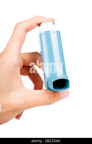 Junge Person, die einen blauen Asthma-Inhalator in der Tasche verwendet, der ihn in der Vorderansicht hält, fpv, und ihn mit einem Finger in der Hand drückt. Notfallnutzung Stockfoto