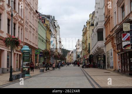 Karlsbad ist eine Stadt, die für ihre Kurorte bekannt ist. Die Straßen sind sauber. Ich verliebte mich in die schöne Architektur und die farbenfrohen Gebäude Stockfoto