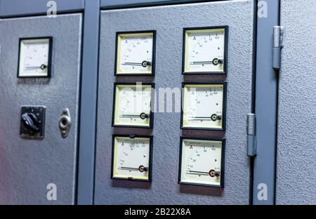 Amperemeter, Amperemeter, viele einfache quadratische industrielle Messgeräte, Anzeigen. Industriearbeitsbereich, Hochleistungsgeräte, Stromkreise Stockfoto