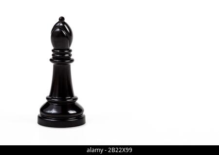 Einfach nur eine einzige glänzende schwarze Bischofsschachfigur, isoliert auf weißem Hintergrund, Objektausschnitt, großes Gamepitchen Schach-Set-Element, simpel Stockfoto