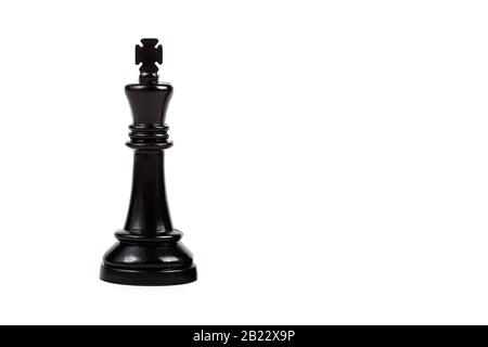 Schwarze King-Schachspielchen allein isoliert auf weißem Hintergrund. König, Königtum, Herrschersymbol, Spielstückdarstellung, strategisches Denken, Intelligenz Stockfoto